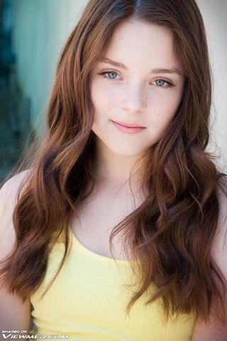 celebritie Madison Davenport young barefaced image in the club