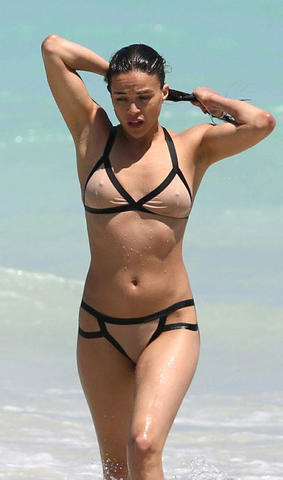 celebritie Michelle Rodriguez 18 years bare-skinned snapshot home