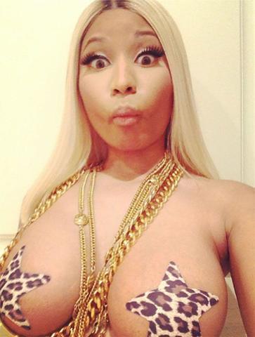 celebritie Nicki Minaj young indelicate photos in public