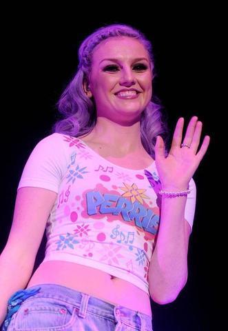 Perrie Edwards oben ohne