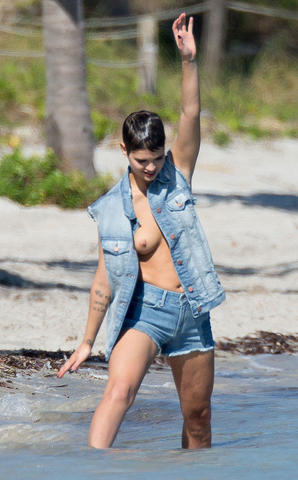 actress Pixie Geldof 18 years lascivious photo in the club