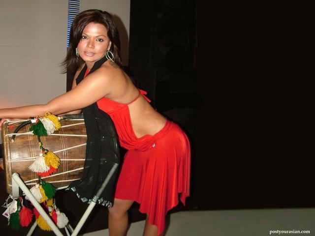 actress Rakhi Sawant 19 years natural photos in the club
