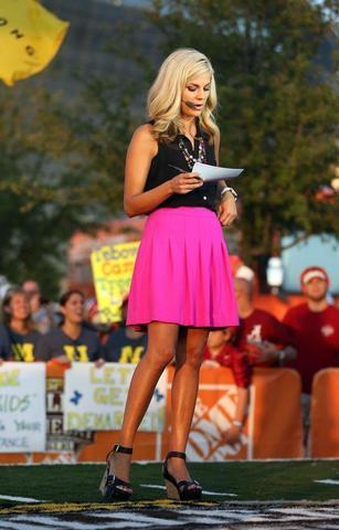 models Samantha Ponder 20 years Without bra photoshoot in public