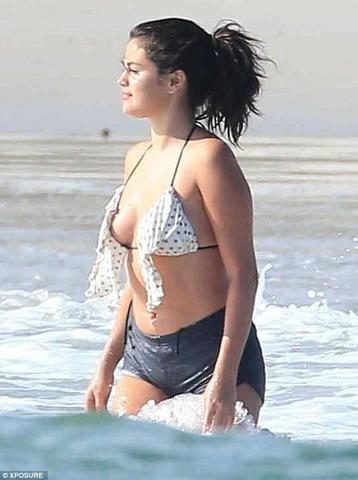 Selena Gomez desnudos falsos