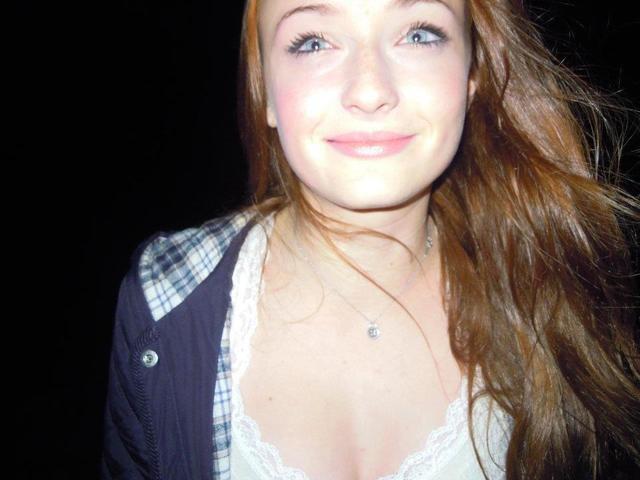 actress Sophie Turner 23 years Without panties picture in the club