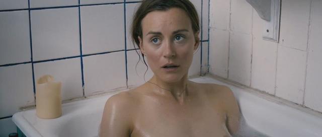 models Taylor Schilling 23 years crude foto in public