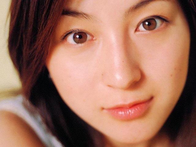 actress Atsuko Maeda 25 years private pics in public