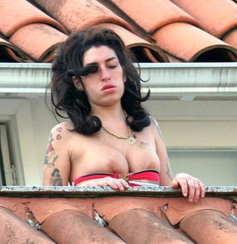 Amy Winehouse oben ohne