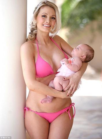 celebritie Holly Madison 23 years lascivious picture in public
