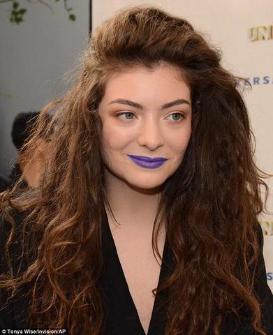 actress Lorde 25 years mammilla picture in public