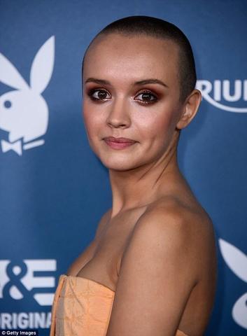 actress Olivia Cooke 18 years unmasked photography beach
