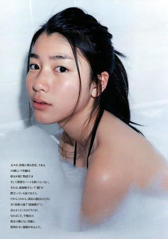 celebritie Riko Narumi 25 years undressed photography in public