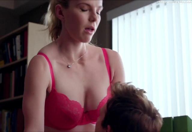 Betty Gilpin fappening