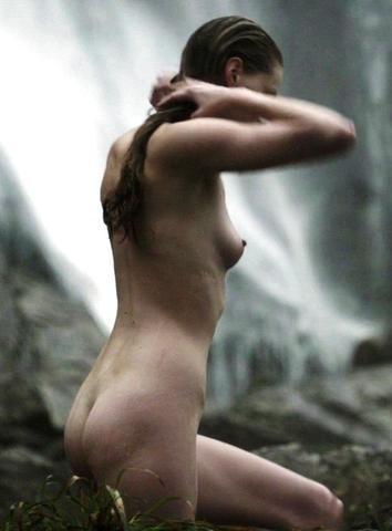 Alyssa Sutherland a été nue