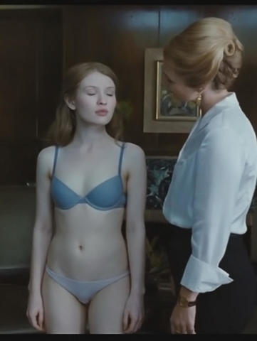 celebritie Emily Browning 20 years swimming suit snapshot home