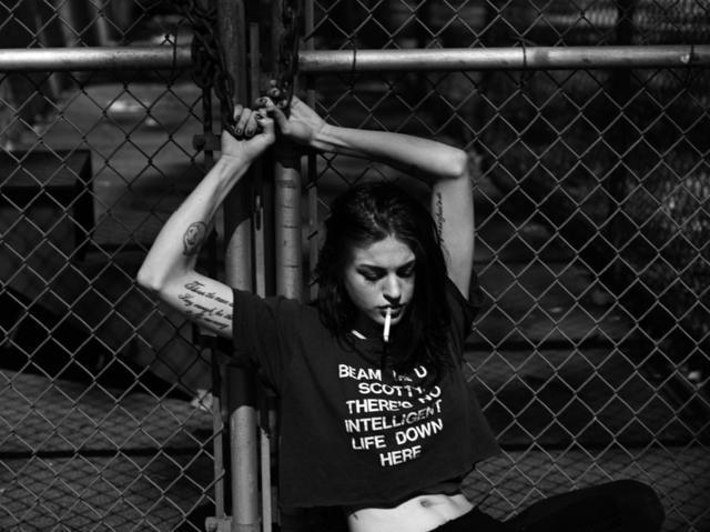 actress Frances Bean Cobain 21 years Without brassiere photoshoot beach