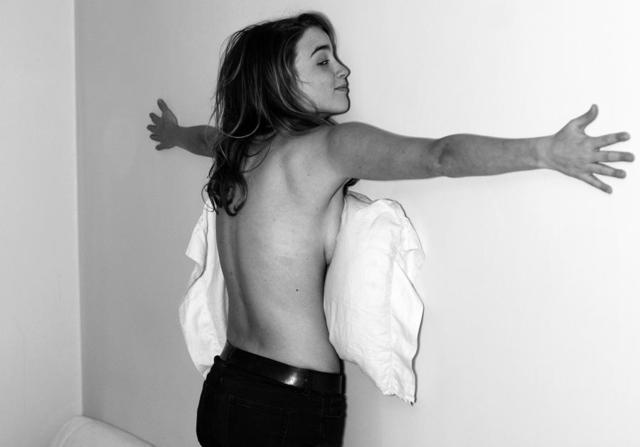 actress Adèle Haenel 20 years bosom snapshot in public
