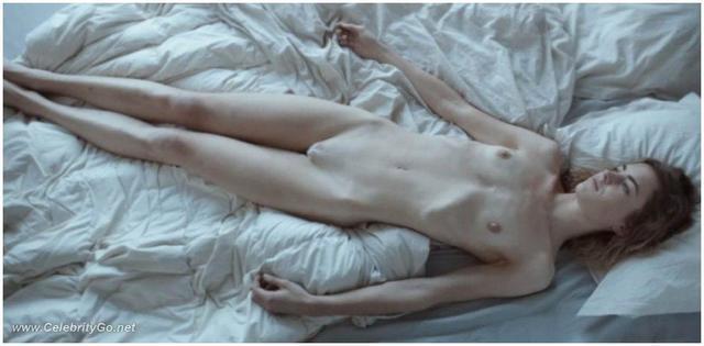 Hannah Hoekstra topless snapshot