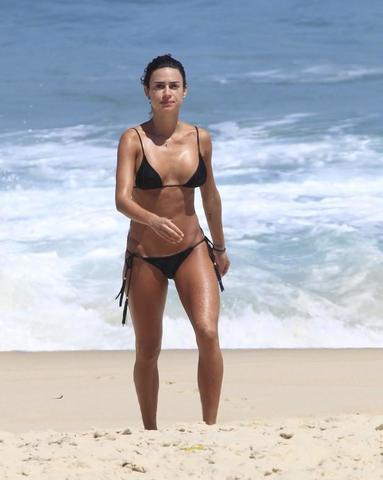 actress Thaila Ayala 22 years ass snapshot beach