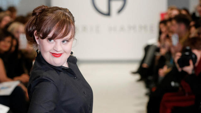 celebritie Jamie Brewer young sky-clad photoshoot in the club
