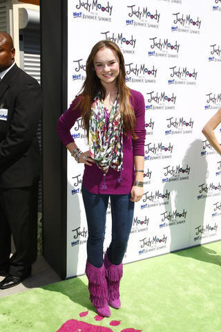 Sexy Madeline Carroll image HQ