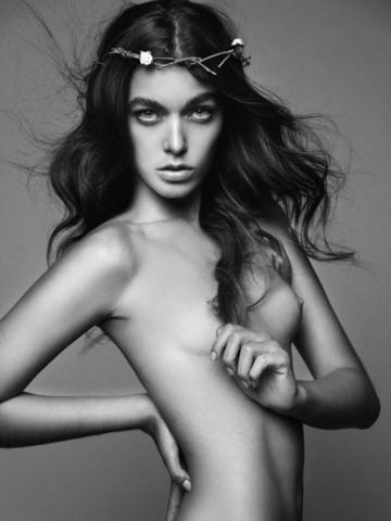 models Aurelie Claudel 20 years fleshly foto in the club