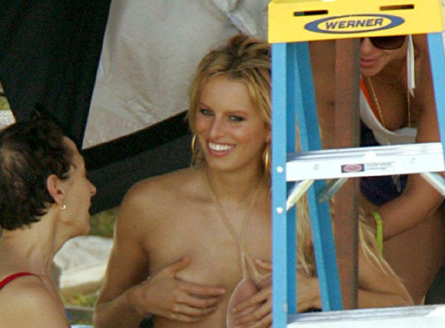 actress Karolina Kurkova 24 years nude young foto image beach