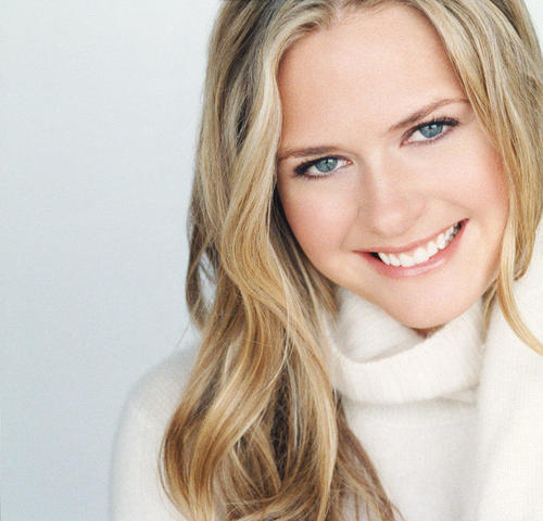 actress Maggie Lawson 25 years uncovered photo home