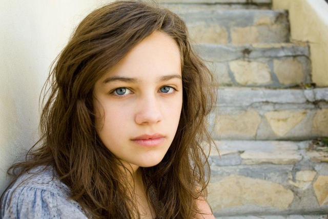 Mary Mouser immer nackt