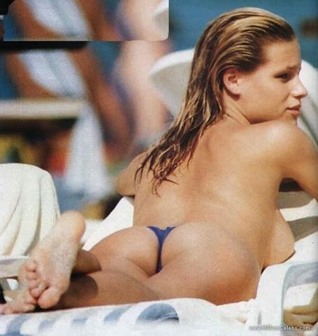 actress Michelle Hunziker 23 years Without bra snapshot beach