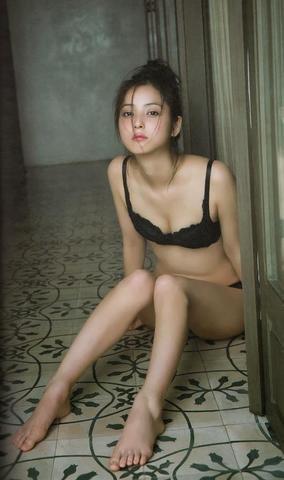 celebritie Nozomi Sasaki 21 years salacious foto beach