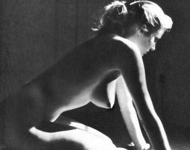 actress Anita Ekberg 20 years the nude image in the club