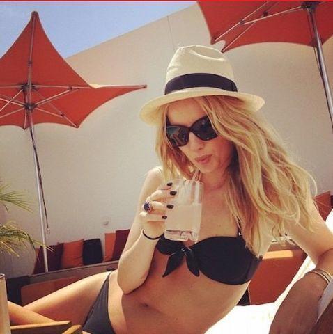 models Annabelle Wallis 18 years Without slip pics in the club