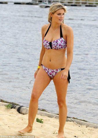 models Ashley James 25 years nudism photoshoot in public