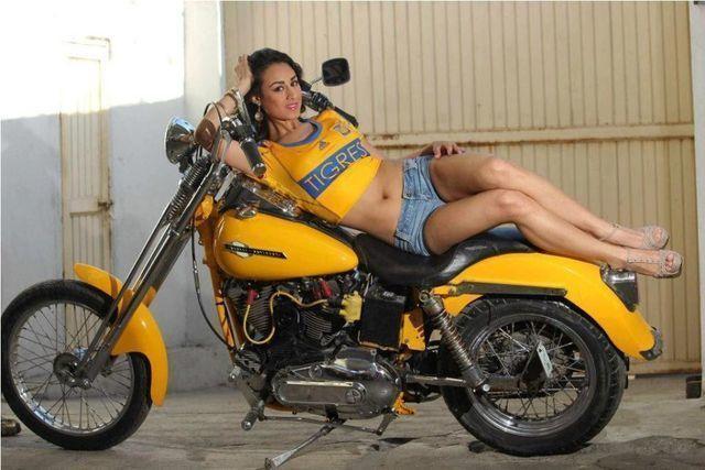 models Betty Rocha 21 years naturism snapshot in the club