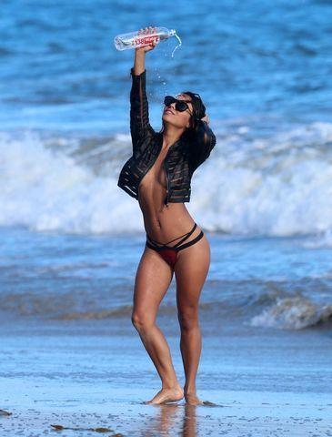 celebritie Bruna Tuna 19 years provocative photo beach