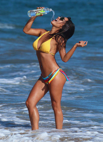 celebritie Bruna Tuna 25 years disclosed photoshoot beach