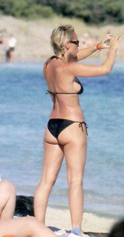 celebritie Cécile de Ménibus 25 years rousing photoshoot beach