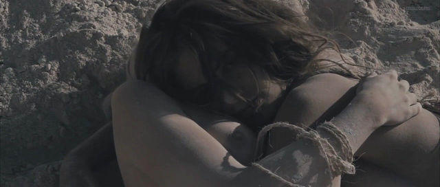 celebritie Camilla Cornelia Lehmann 18 years sensuous pics beach