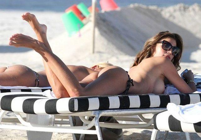 celebritie Claudia Galanti 23 years provocative snapshot in the club