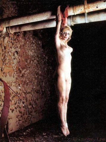 celebritie Courtney Love 24 years k naked photos beach