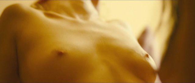 Deedee Luxe escena desnuda