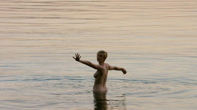 celebritie Elizabeth Debicki 18 years nudism photo beach