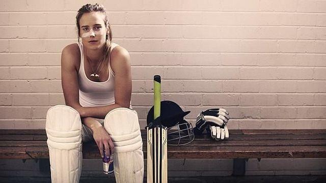 models Ellyse Perry 24 years arousing photoshoot in the club