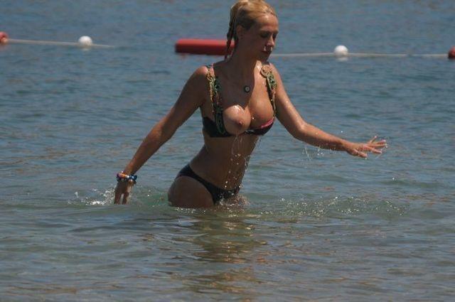  Hot picture Esra Ceyda Ersoy tits