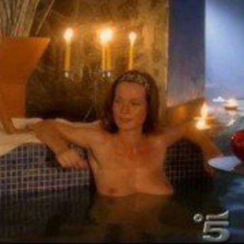 celebritie Jane Ana Alexander 25 years nudity photoshoot home