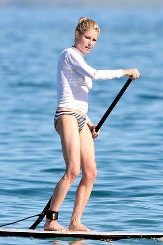 celebritie Julie Bowen 18 years Without panties image in the club