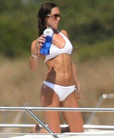 actress Kate Middleton (Catalina de Cambridge) 23 years Without brassiere photo in public