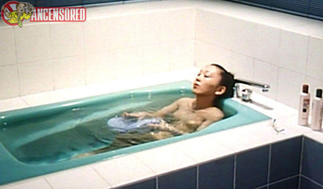 celebritie Kiyomi Ito 18 years sensual photo home