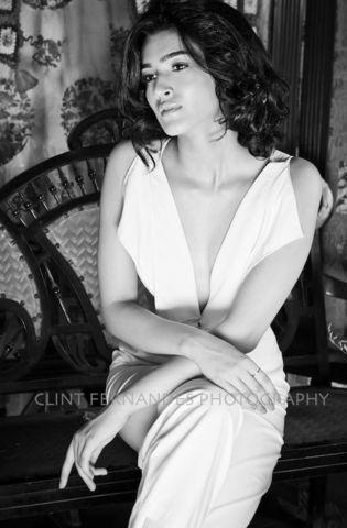 actress Kriti Sanon 22 years fervid photos in public